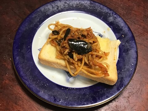 揚げナスのミートソースパスタサンド。